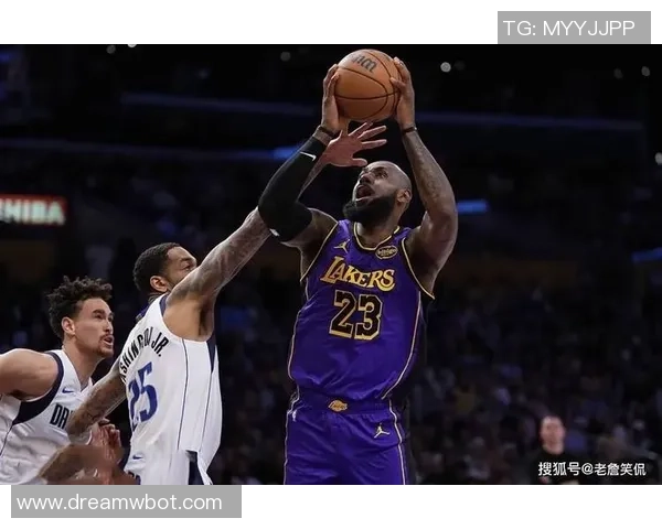 詹姆斯突破猛龙防线湖人对决展现王者风范